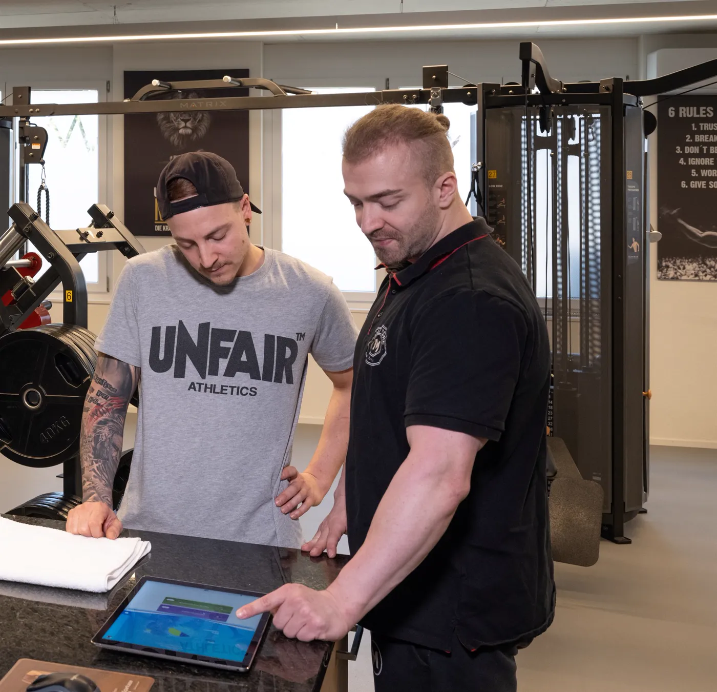 Coaches besprechen den Trainingsplan am Tablet